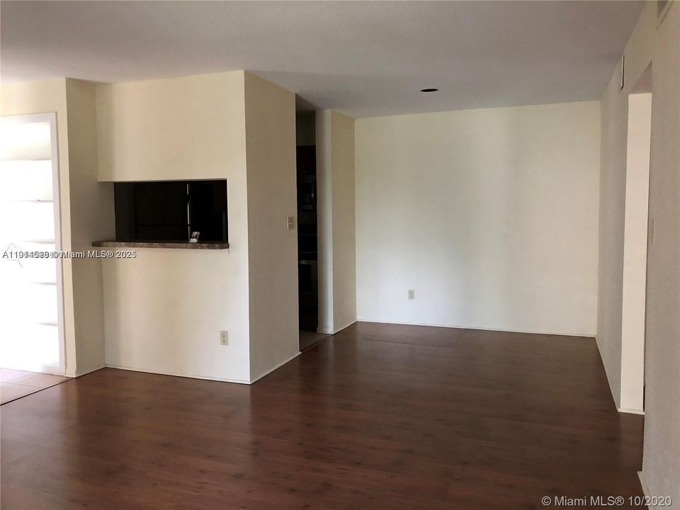 For Sale: $179,900 (1 beds, 1 baths, 780 Square Feet)