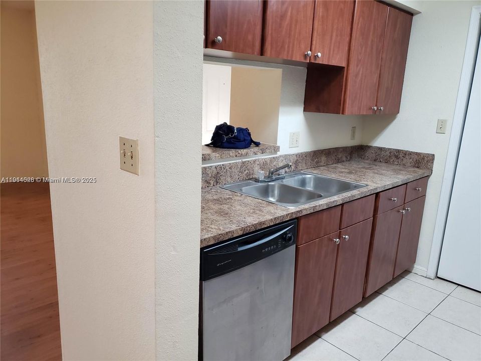 For Sale: $179,900 (1 beds, 1 baths, 780 Square Feet)