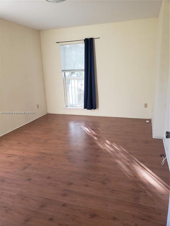 For Sale: $179,900 (1 beds, 1 baths, 780 Square Feet)