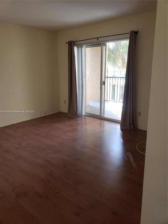 For Sale: $179,900 (1 beds, 1 baths, 780 Square Feet)