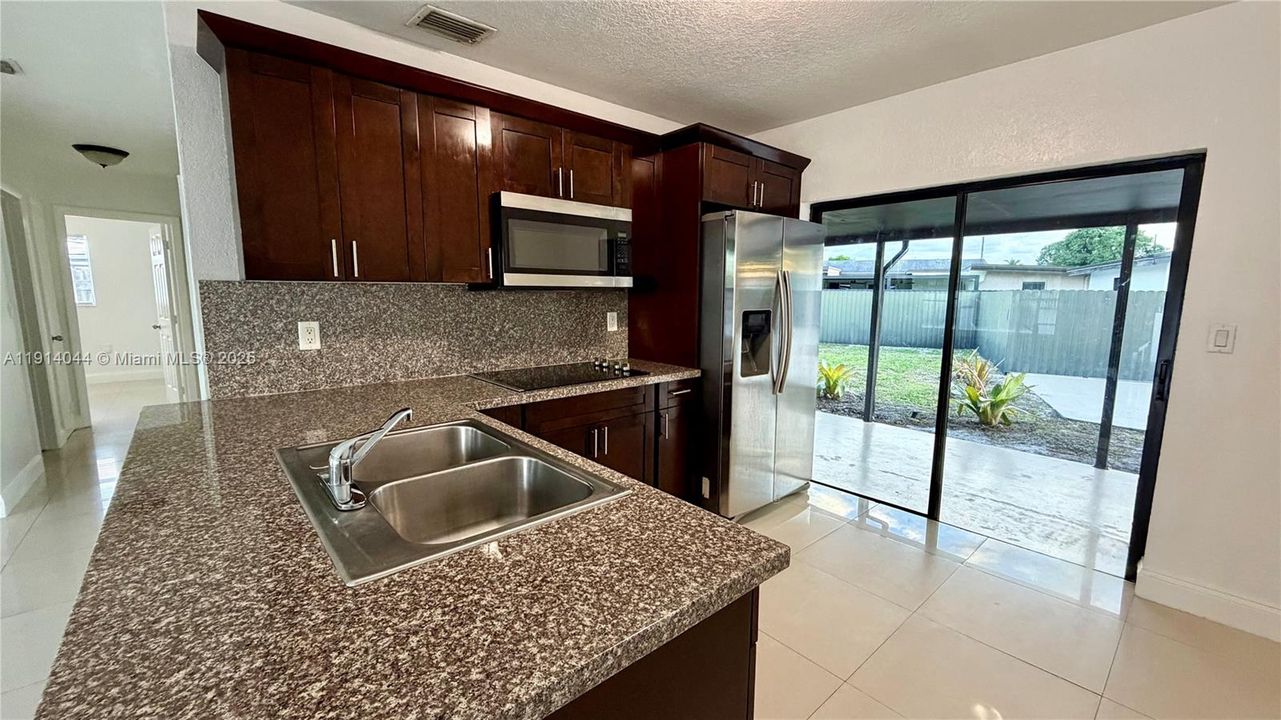 待售: $685,000 (5 贝兹, 3 浴室, 1012 平方英尺)