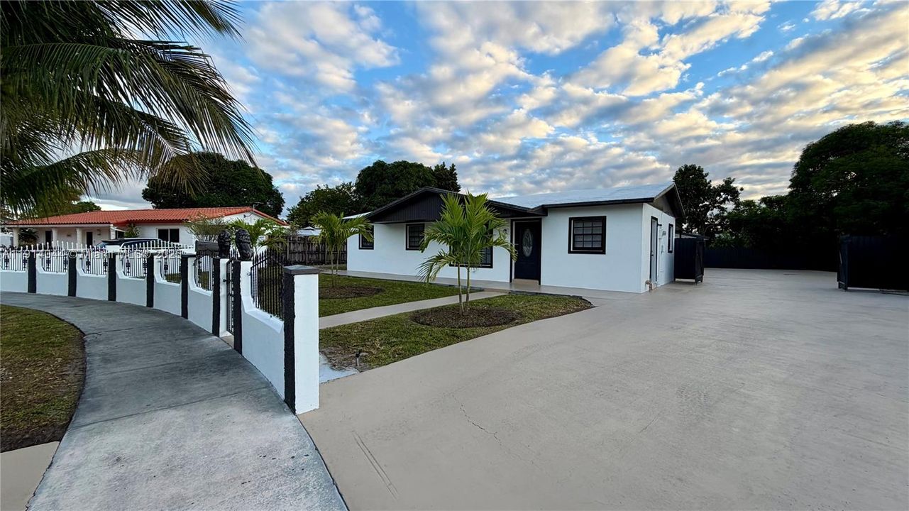 待售: $685,000 (5 贝兹, 3 浴室, 1012 平方英尺)