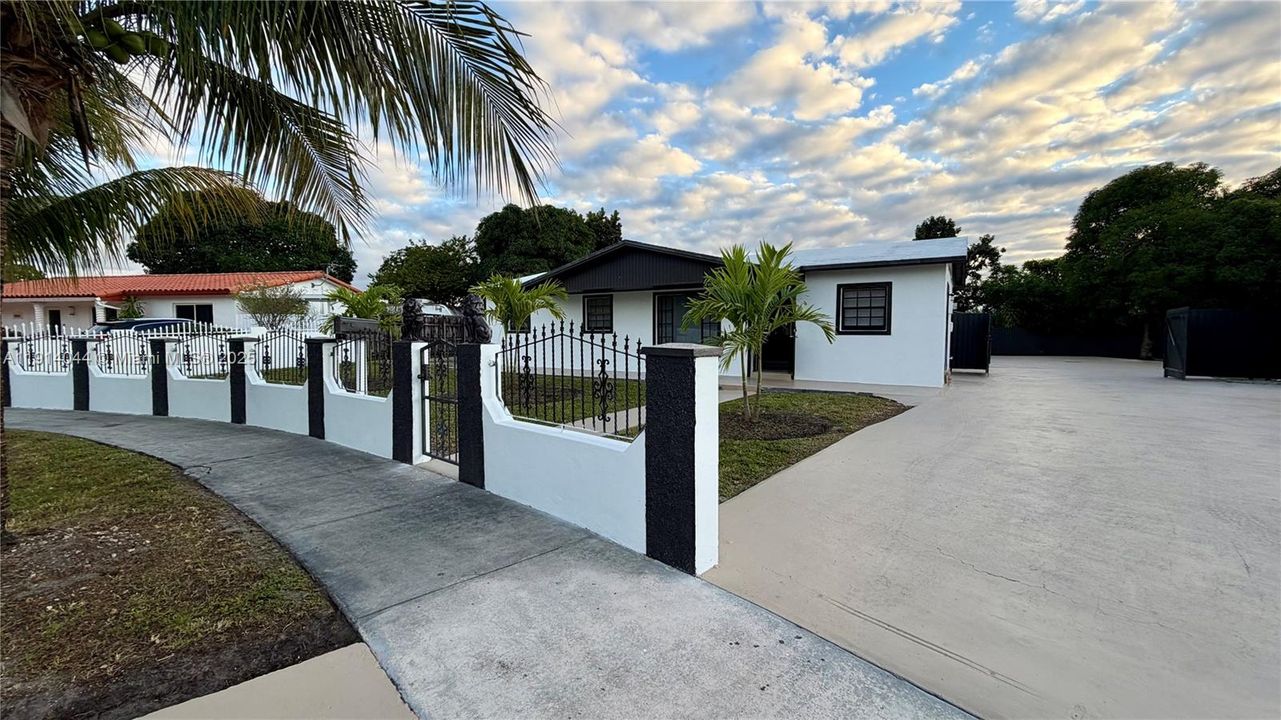 待售: $685,000 (5 贝兹, 3 浴室, 1012 平方英尺)