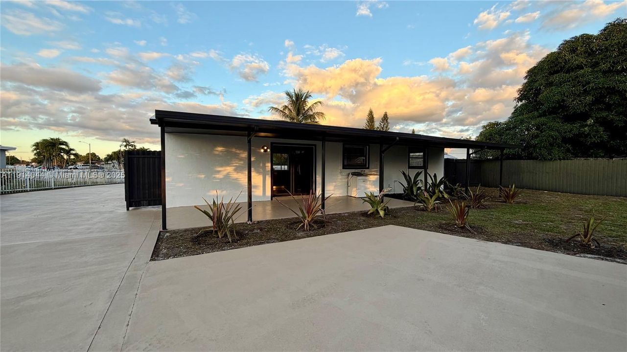 待售: $685,000 (5 贝兹, 3 浴室, 1012 平方英尺)