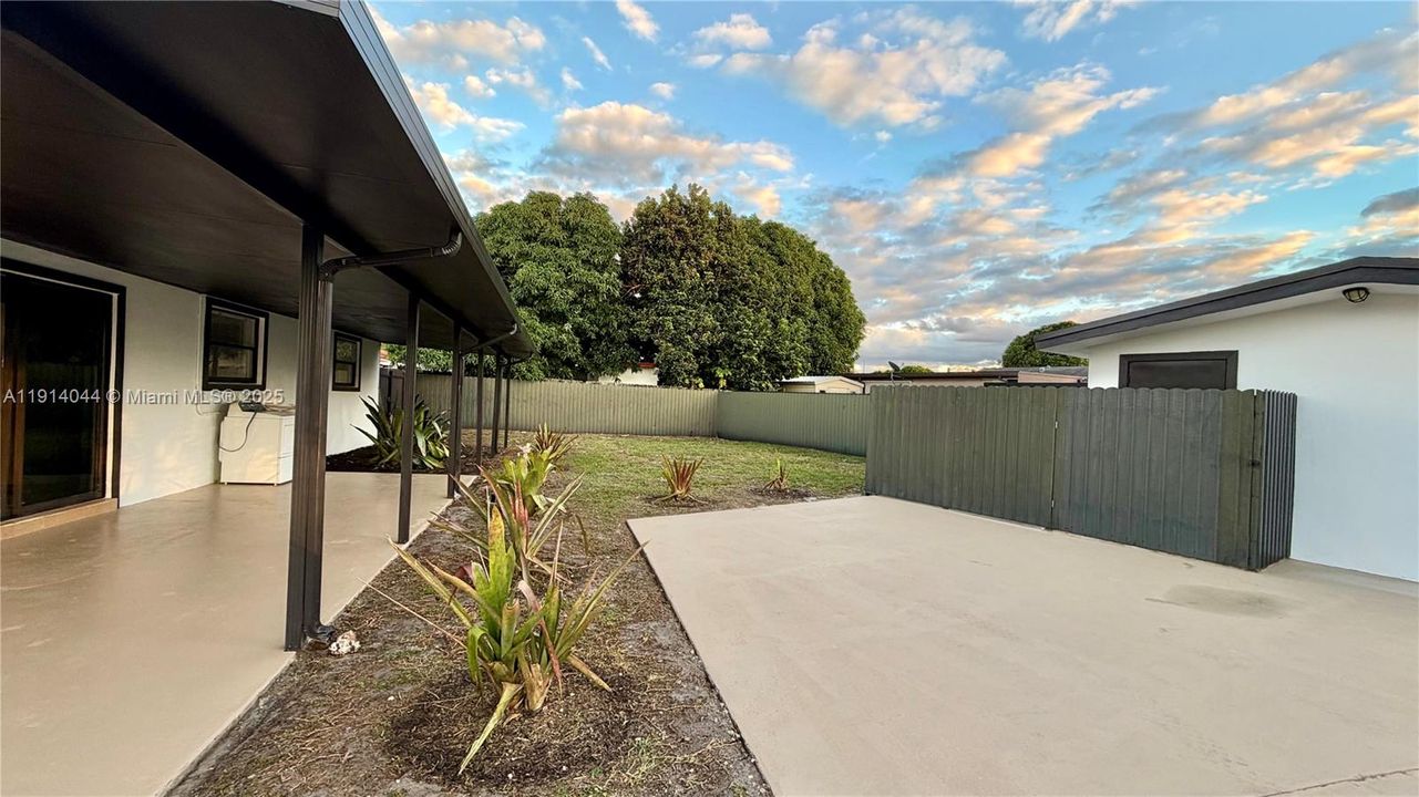 待售: $685,000 (5 贝兹, 3 浴室, 1012 平方英尺)