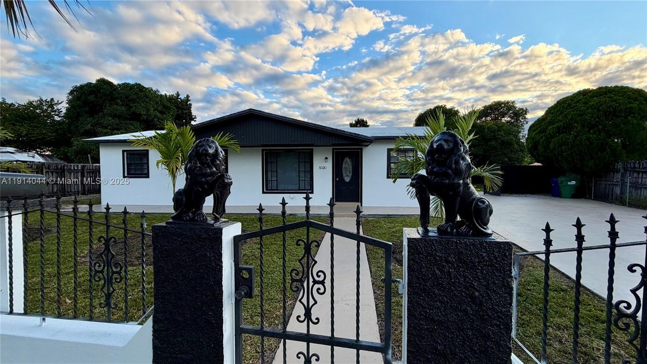 待售: $685,000 (5 贝兹, 3 浴室, 1012 平方英尺)