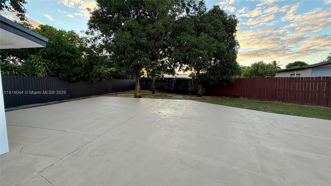 待售: $685,000 (5 贝兹, 3 浴室, 1012 平方英尺)