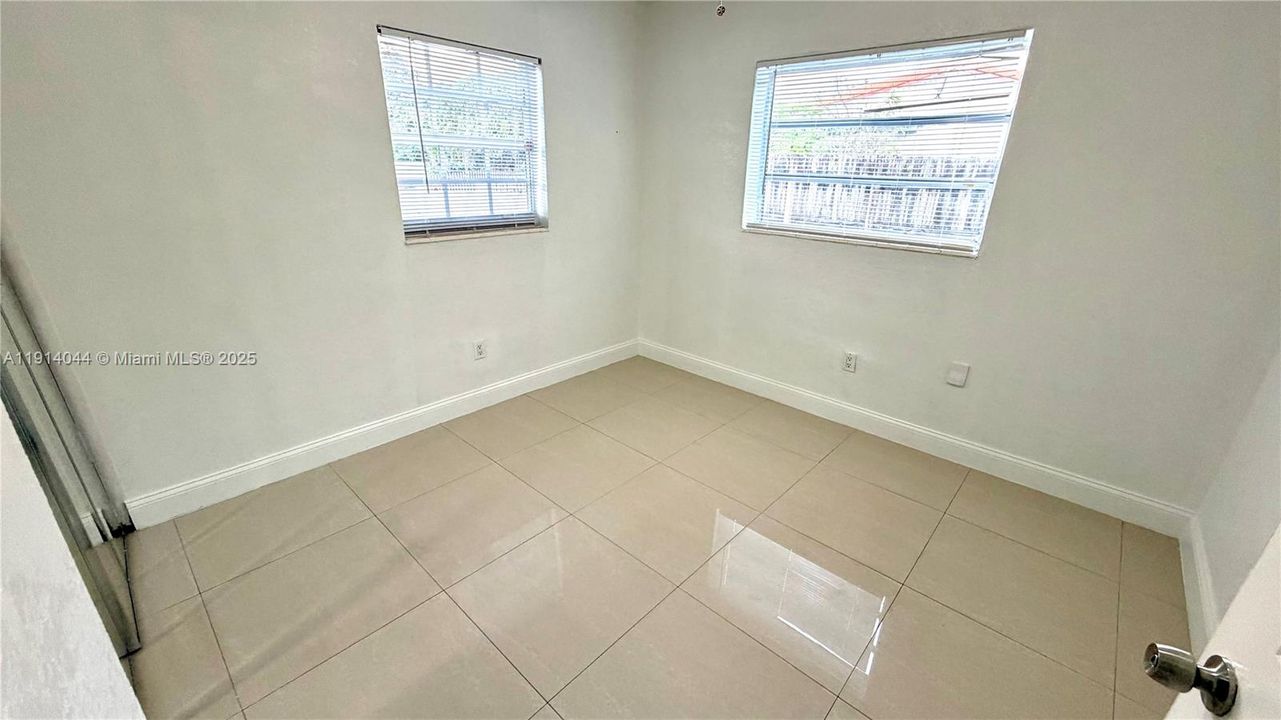 待售: $685,000 (5 贝兹, 3 浴室, 1012 平方英尺)