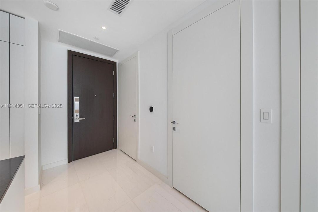 待售: $2,325,000 (2 贝兹, 2 浴室, 1203 平方英尺)