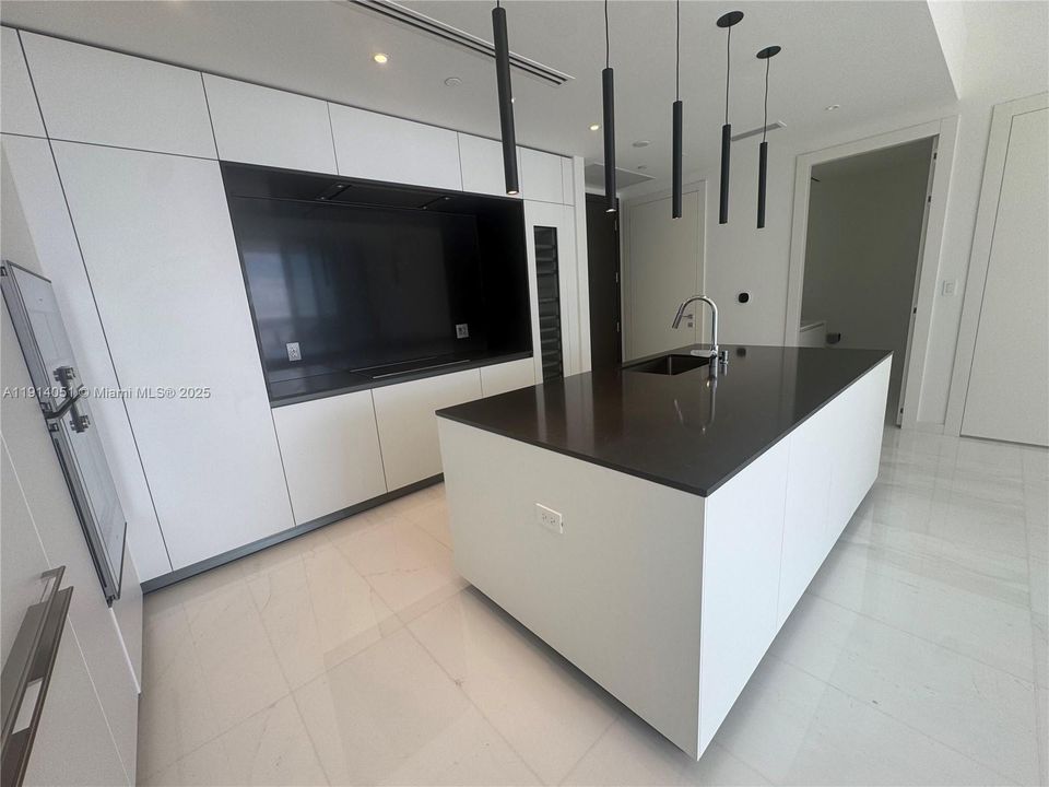 待售: $2,325,000 (2 贝兹, 2 浴室, 1203 平方英尺)