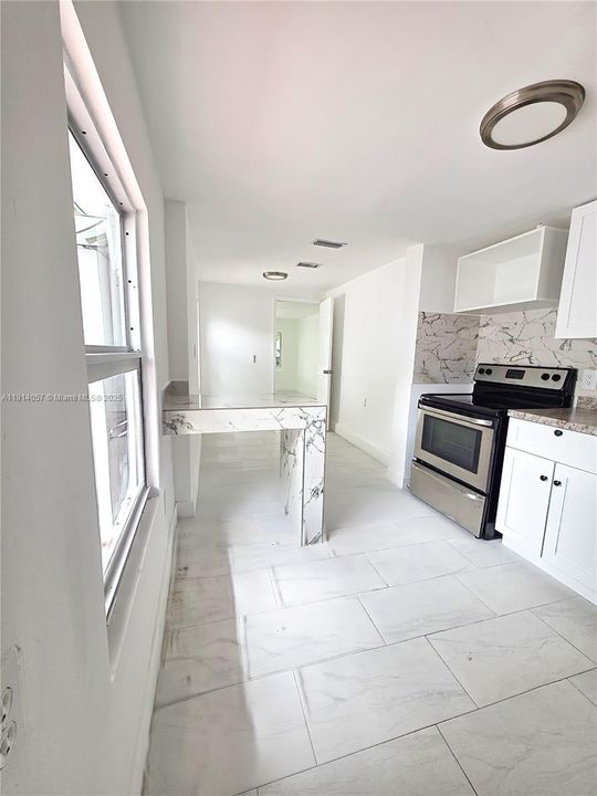 Active With Contract: $1,650 (1 beds, 1 baths, 1032 Square Feet)