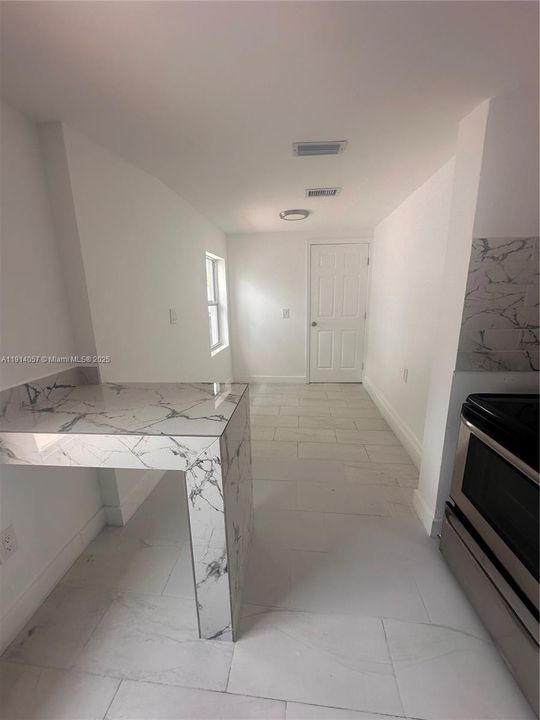 Active With Contract: $1,650 (1 beds, 1 baths, 1032 Square Feet)