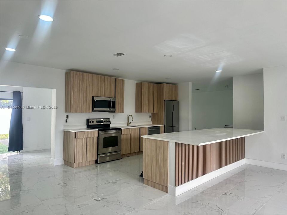 На продажу: $699,000 (5 спален, 2 ванн, 3124 Квадратных фут)