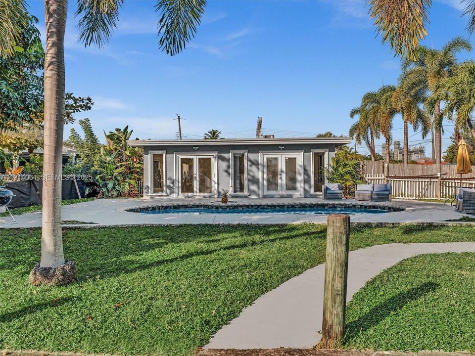 For Rent: $6,300 (4 beds, 2 baths, 2135 Square Feet)