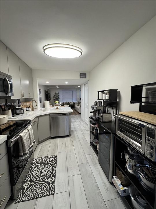 For Sale: $450,000 (2 beds, 1 baths, 970 Square Feet)