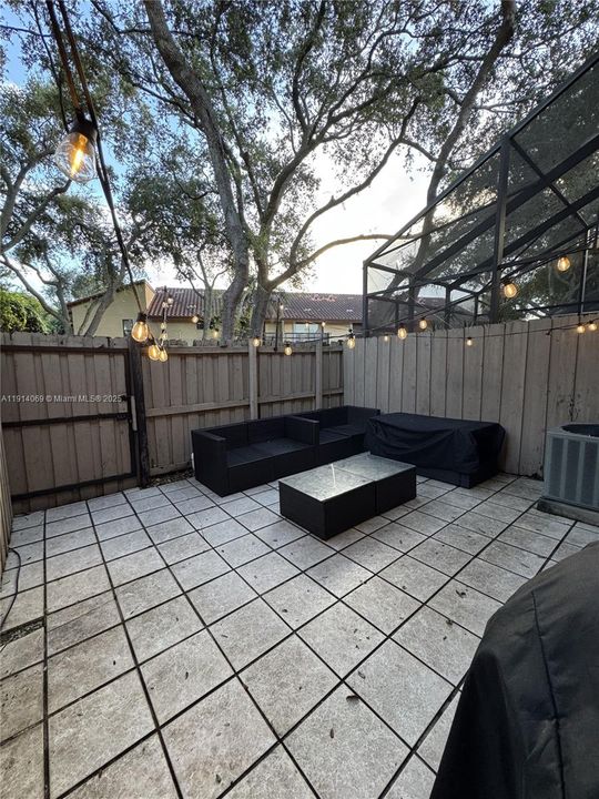 For Sale: $450,000 (2 beds, 1 baths, 970 Square Feet)