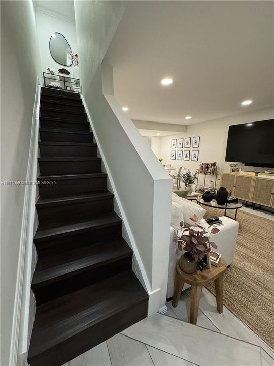 For Sale: $450,000 (2 beds, 1 baths, 970 Square Feet)