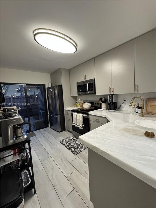 For Sale: $450,000 (2 beds, 1 baths, 970 Square Feet)