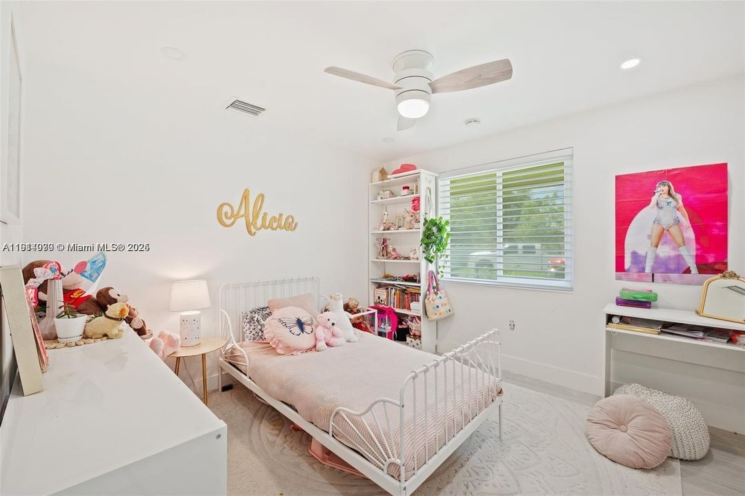 For Sale: $1,275,000 (5 beds, 3 baths, 1895 Square Feet)