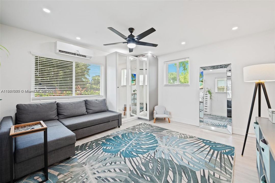 For Sale: $1,275,000 (5 beds, 3 baths, 1895 Square Feet)