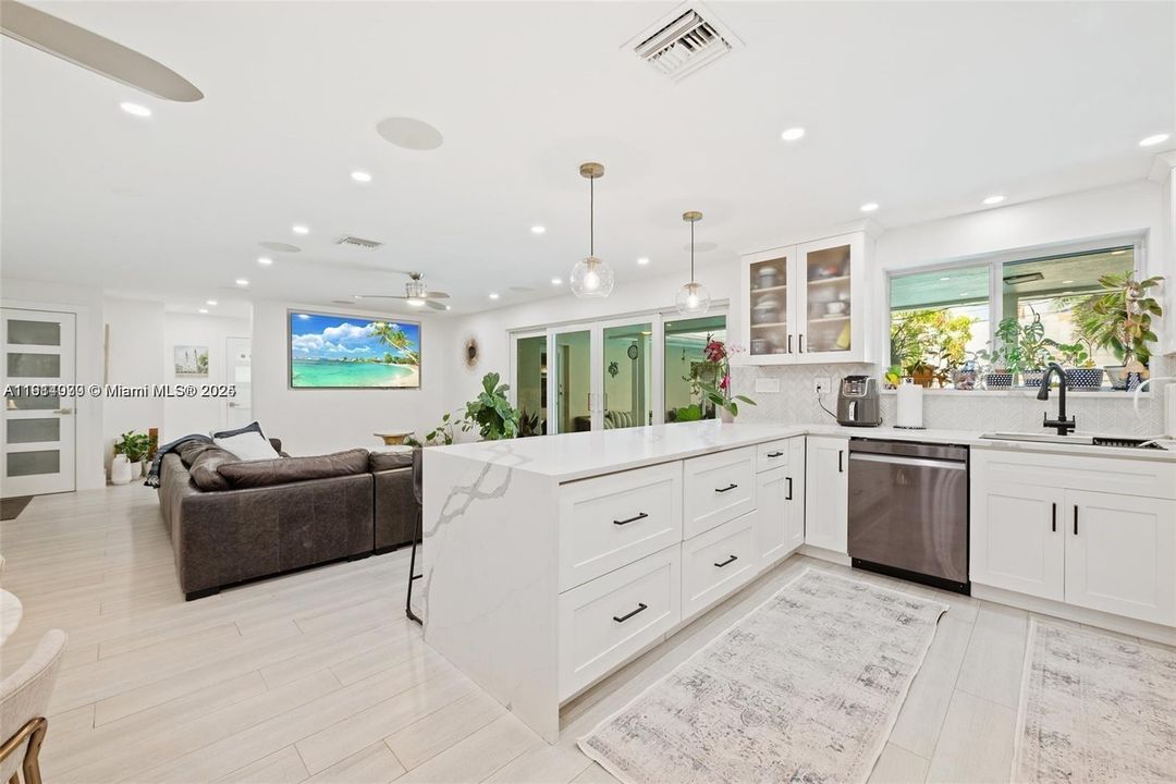 For Sale: $1,275,000 (5 beds, 3 baths, 1895 Square Feet)