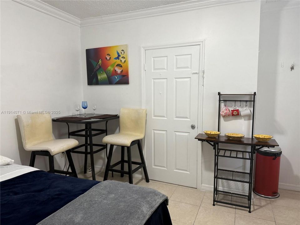 出租: $1,300 (0 贝兹, 1 浴室, 0 平方英尺)