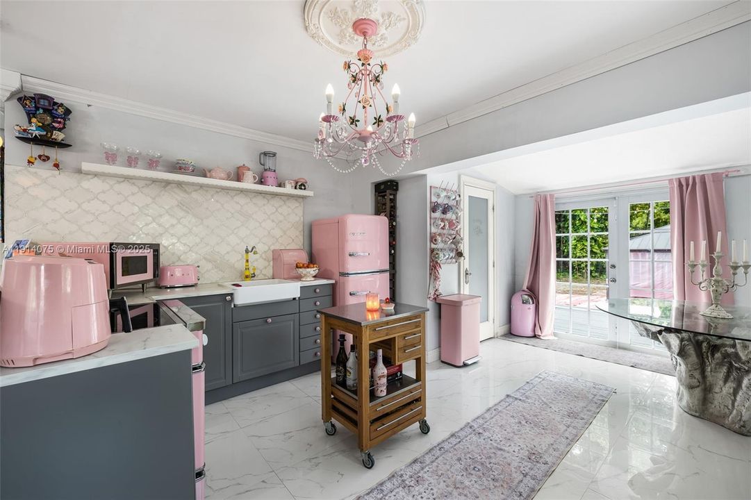 合同活跃: $749,000 (2 贝兹, 1 浴室, 0 平方英尺)