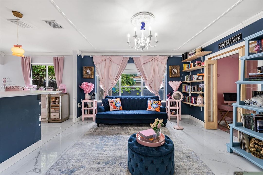 合同活跃: $749,000 (2 贝兹, 1 浴室, 0 平方英尺)