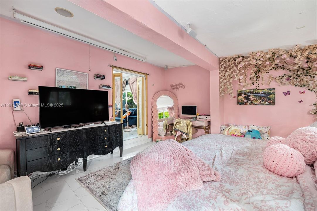 合同活跃: $749,000 (2 贝兹, 1 浴室, 0 平方英尺)