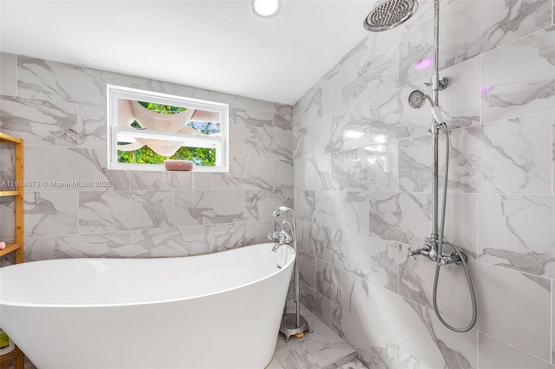 合同活跃: $749,000 (2 贝兹, 1 浴室, 0 平方英尺)