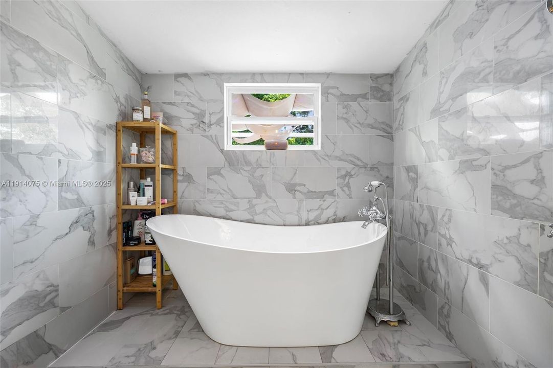 合同活跃: $749,000 (2 贝兹, 1 浴室, 0 平方英尺)