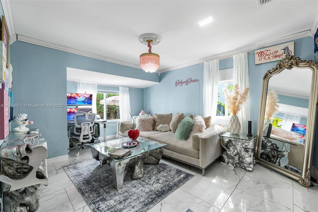 合同活跃: $749,000 (2 贝兹, 1 浴室, 0 平方英尺)