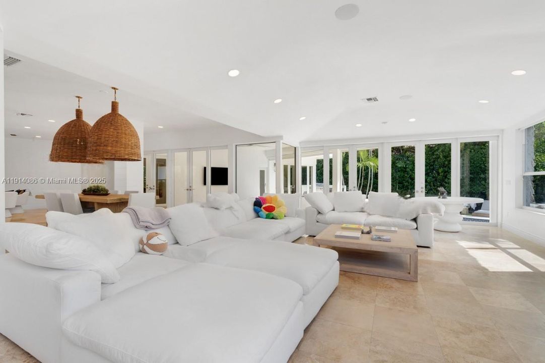 В аренду: $24,500 (6 спален, 5 ванн, 5722 Квадратных фут)