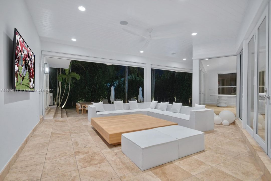 В аренду: $24,500 (6 спален, 5 ванн, 5722 Квадратных фут)