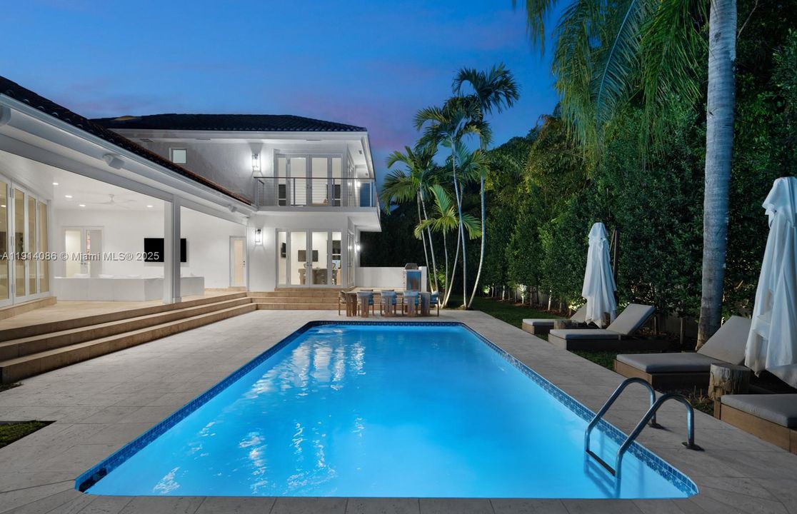 В аренду: $24,500 (6 спален, 5 ванн, 5722 Квадратных фут)