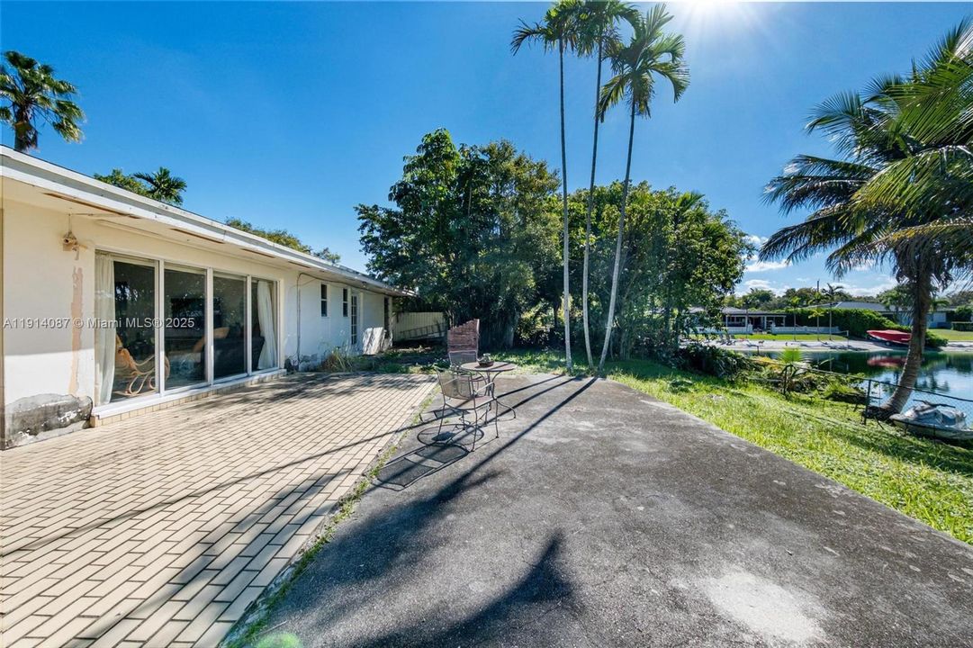 For Sale: $1,275,000 (3 beds, 2 baths, 1733 Square Feet)