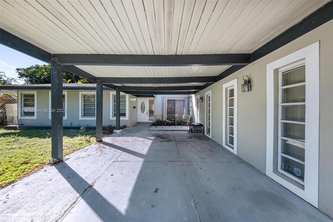 For Sale: $1,275,000 (3 beds, 2 baths, 1733 Square Feet)