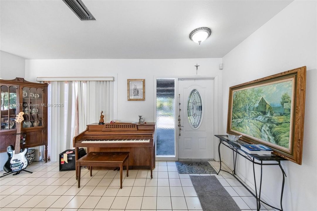 For Sale: $1,275,000 (3 beds, 2 baths, 1733 Square Feet)