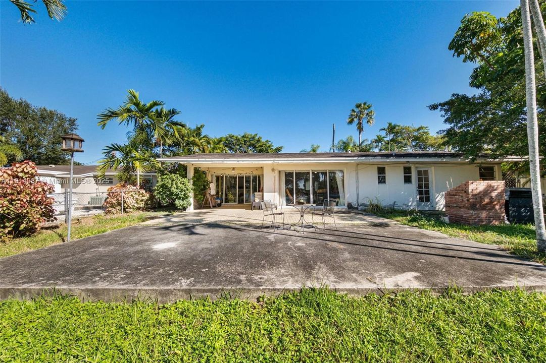 For Sale: $1,275,000 (3 beds, 2 baths, 1733 Square Feet)