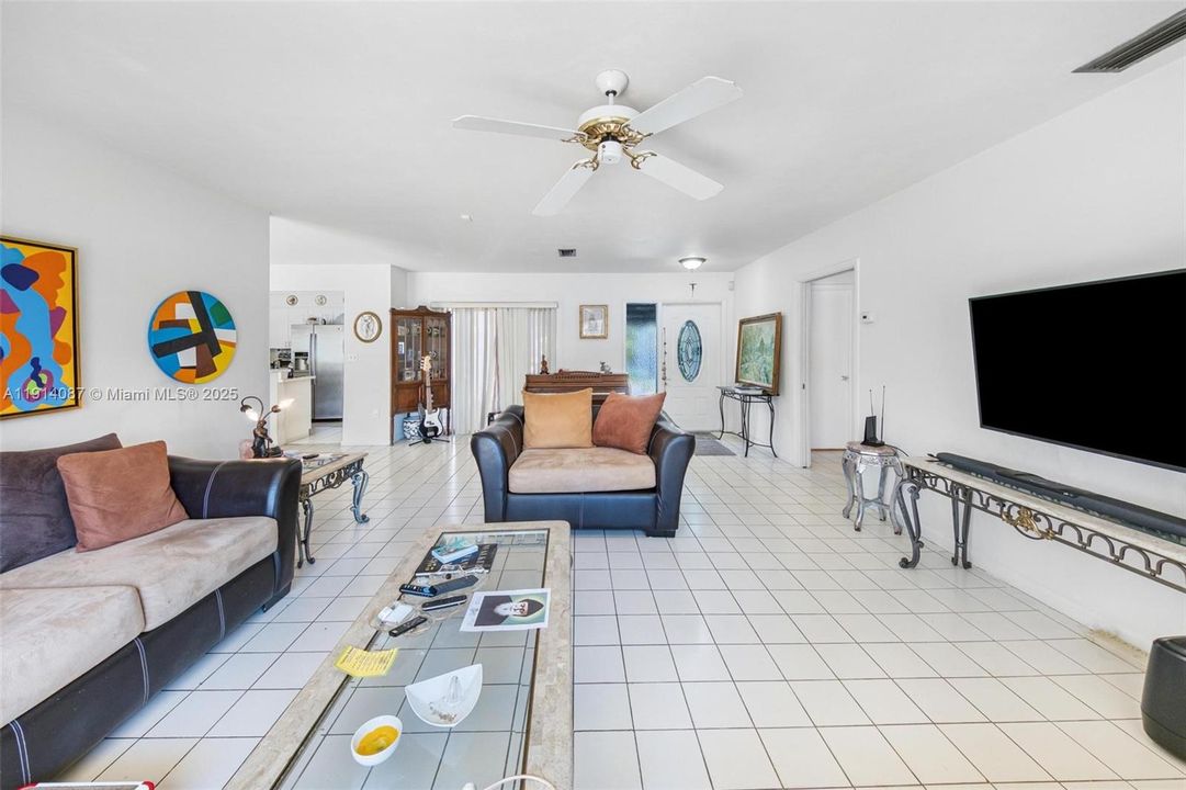 For Sale: $1,275,000 (3 beds, 2 baths, 1733 Square Feet)