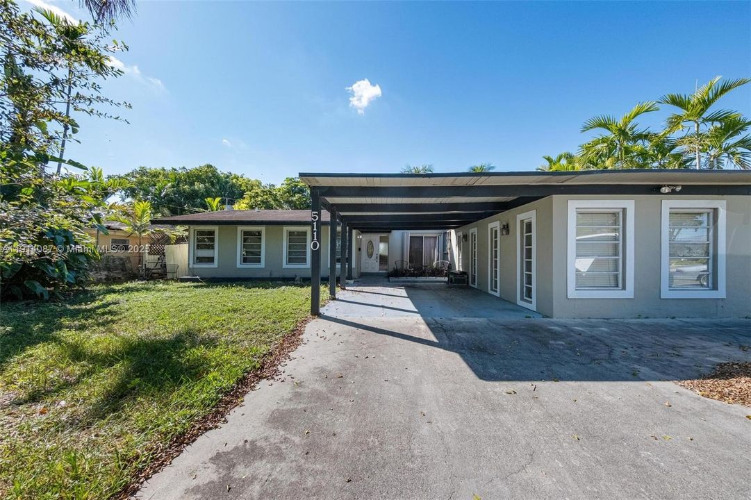 For Sale: $1,275,000 (3 beds, 2 baths, 1733 Square Feet)