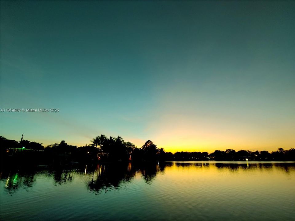 For Sale: $1,275,000 (3 beds, 2 baths, 1733 Square Feet)