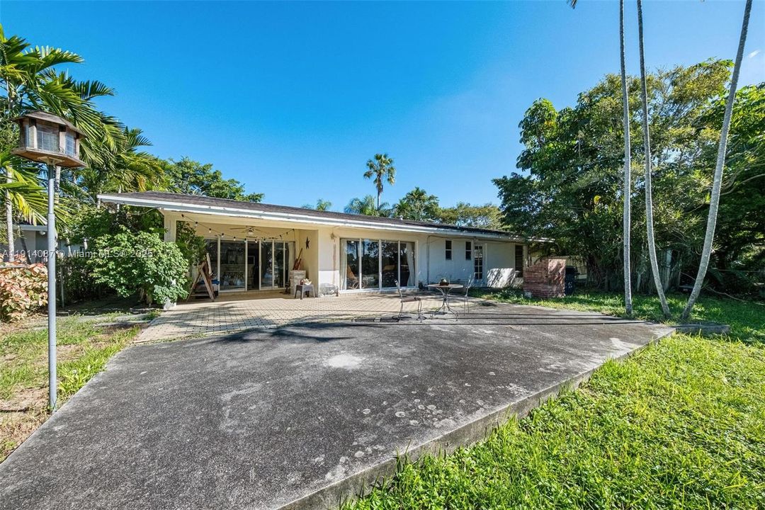 For Sale: $1,275,000 (3 beds, 2 baths, 1733 Square Feet)