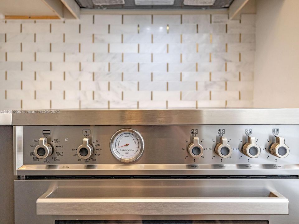 Под контрактом: $3,250 (2 спален, 2 ванн, 931 Квадратных фут)