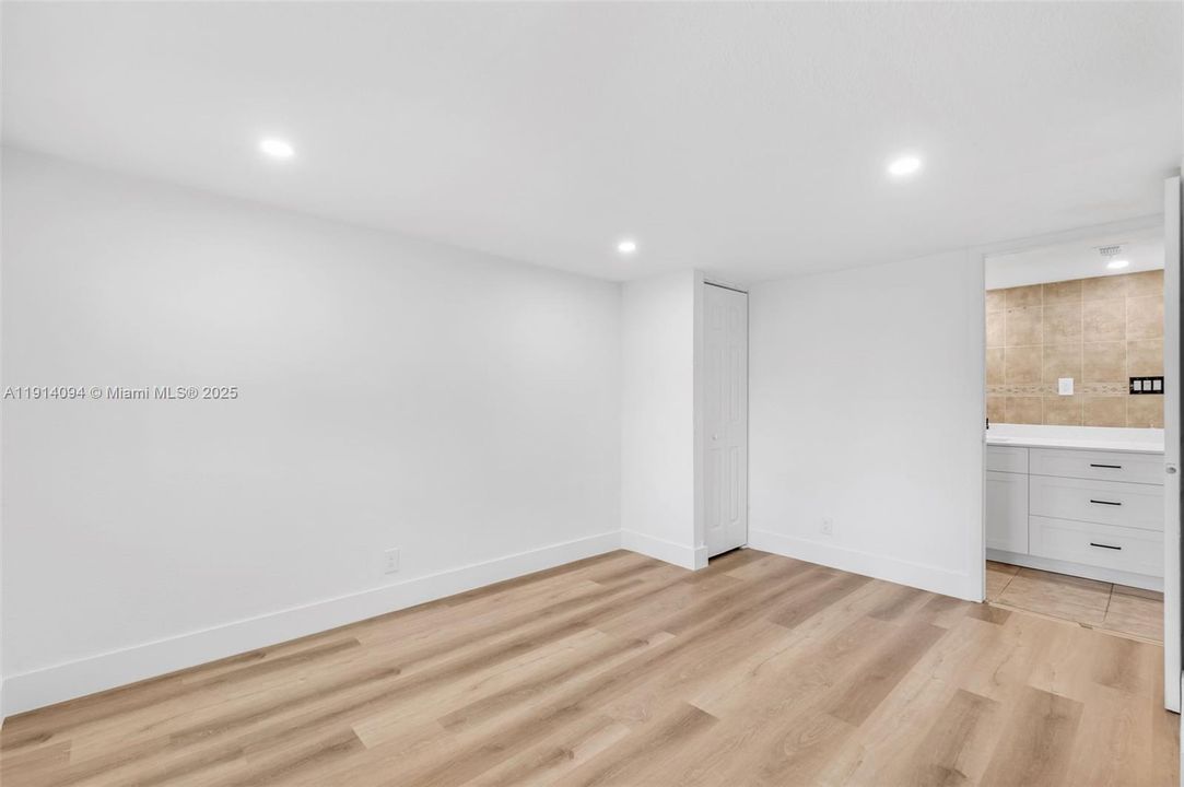 Active With Contract: $450,000 (3 beds, 2 baths, 1013 Square Feet)