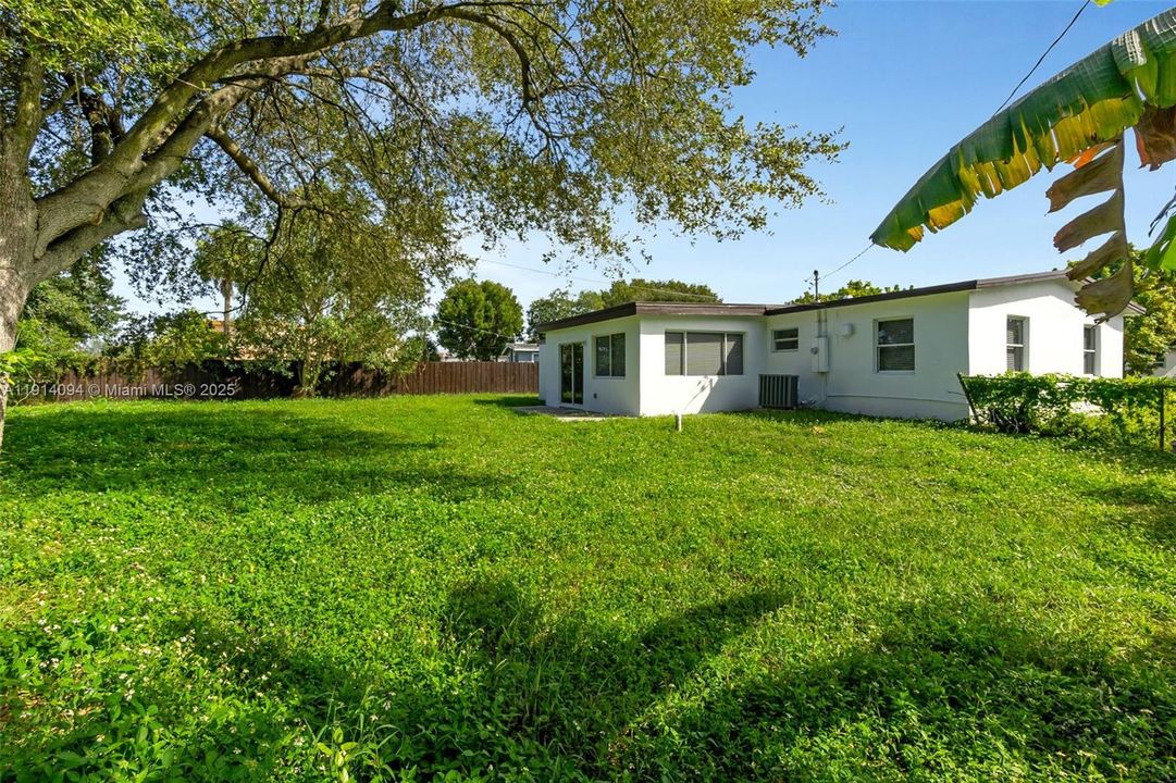 Active With Contract: $450,000 (3 beds, 2 baths, 1013 Square Feet)