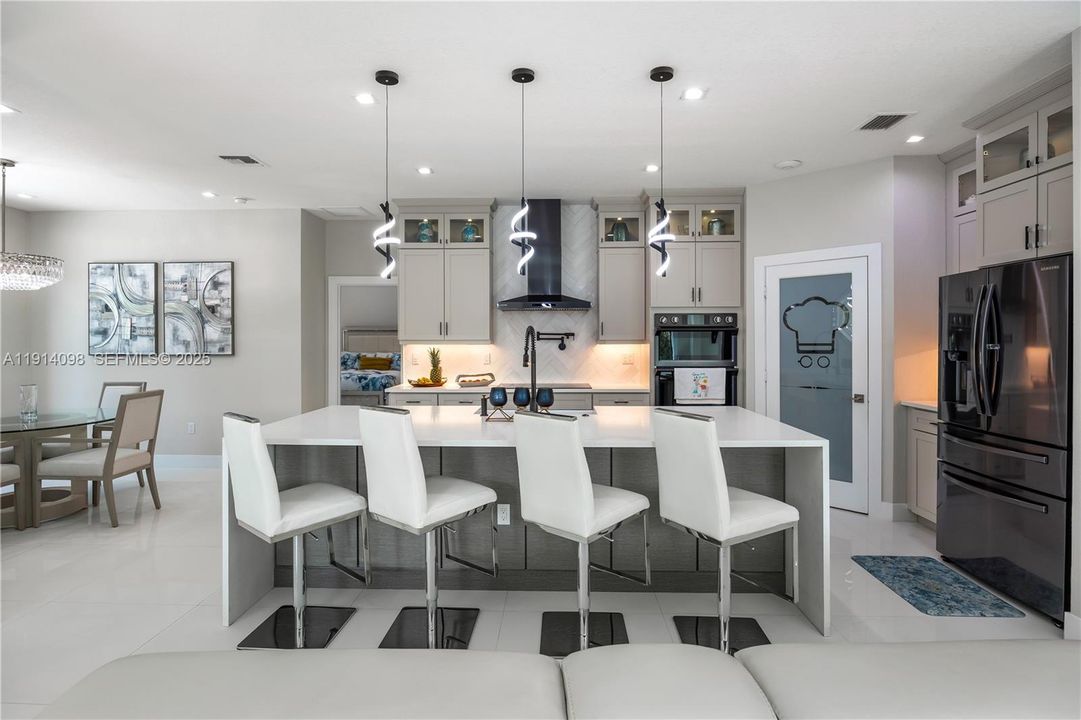 For Sale: $1,100,000 (4 beds, 3 baths, 2850 Square Feet)