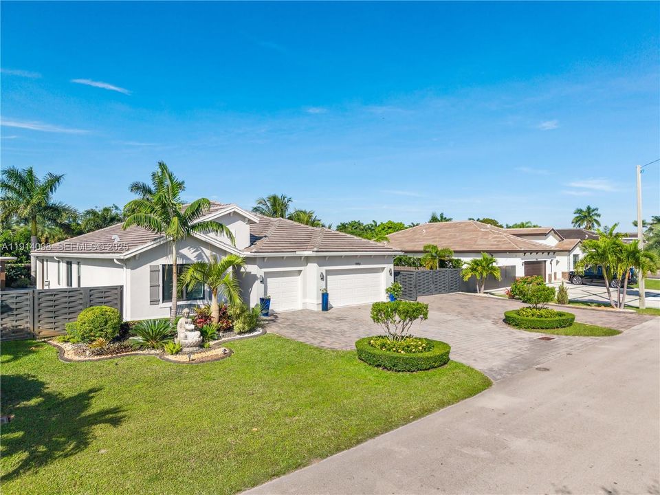 For Sale: $1,100,000 (4 beds, 3 baths, 2850 Square Feet)