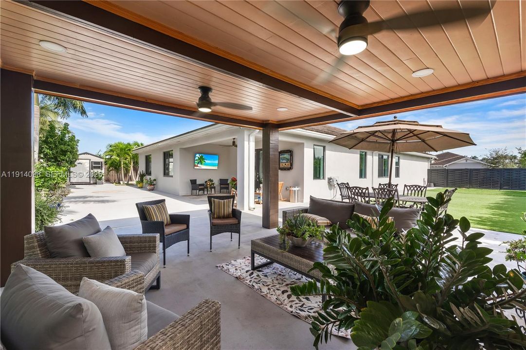 For Sale: $1,100,000 (4 beds, 3 baths, 2850 Square Feet)