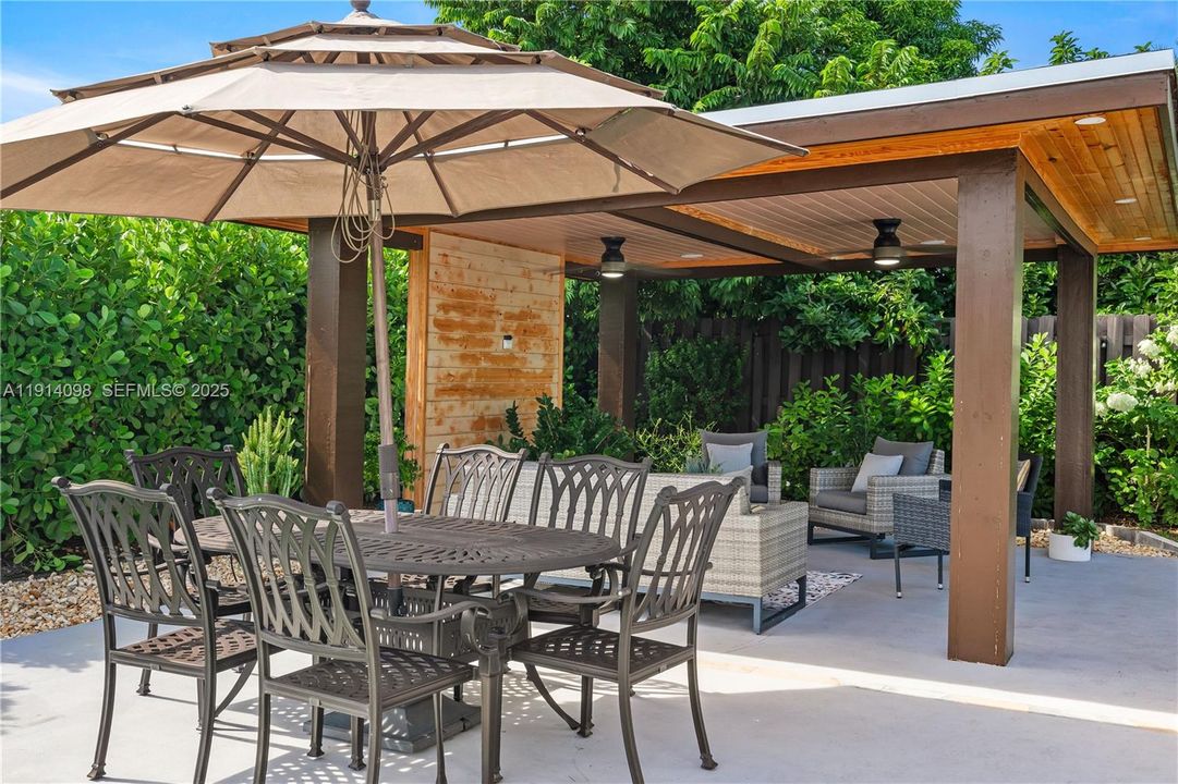 For Sale: $1,100,000 (4 beds, 3 baths, 2850 Square Feet)